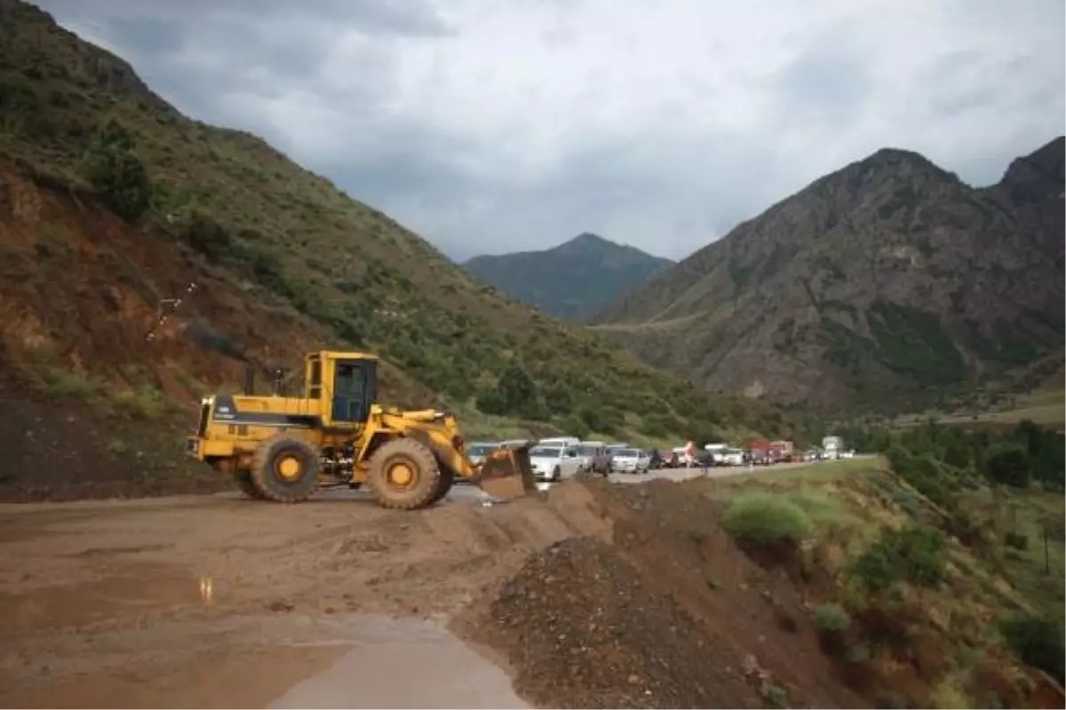 Sağanak, Oltu-Narman karayolunu kapattı