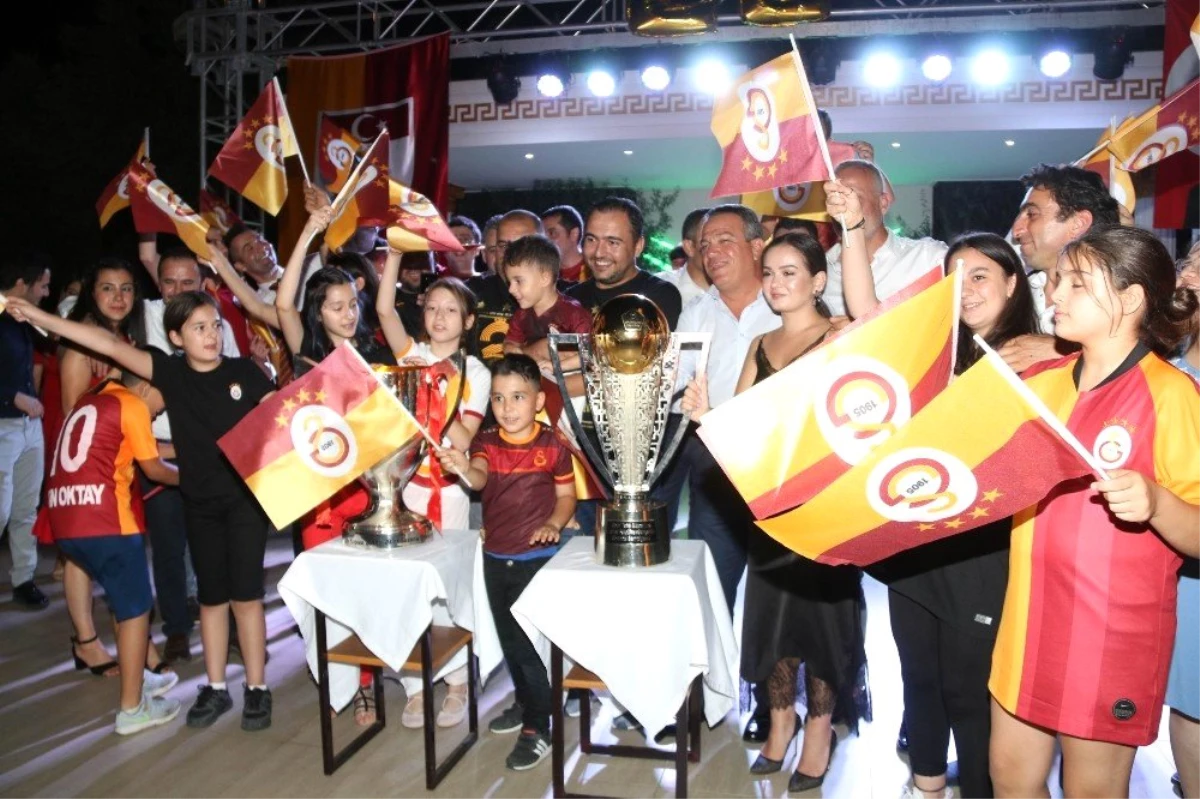 Salihli\'deki Galatasaraylılardan çift kupalı kutlama