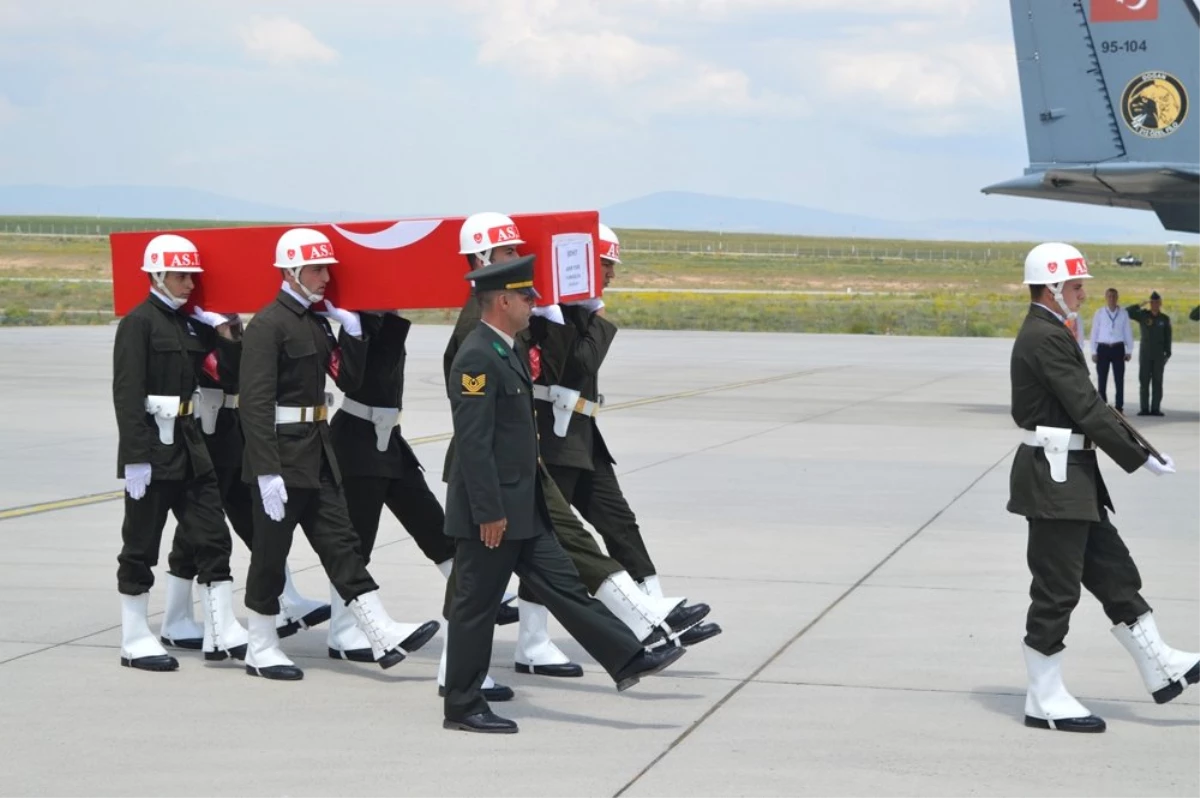 Şehit askerin naaşı memleketi Ağrı\'ya getirildi