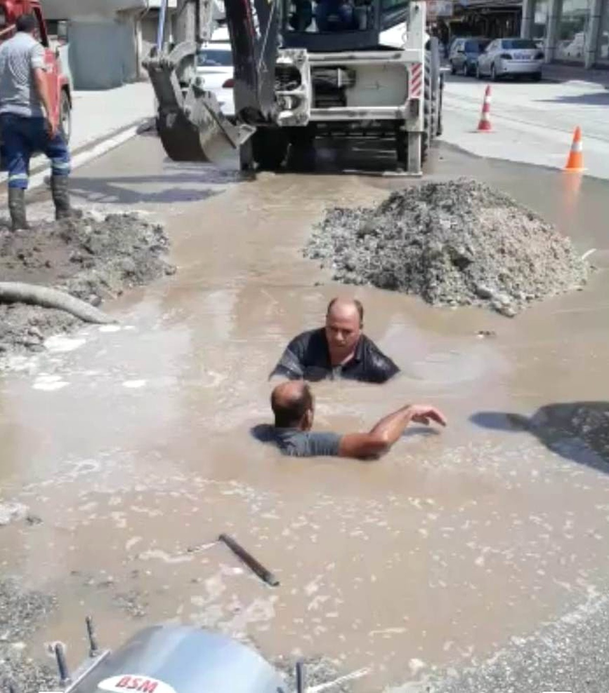 Su patlağını tamir etmeye çalışan belediye işçileri dalgıçlık yaptı