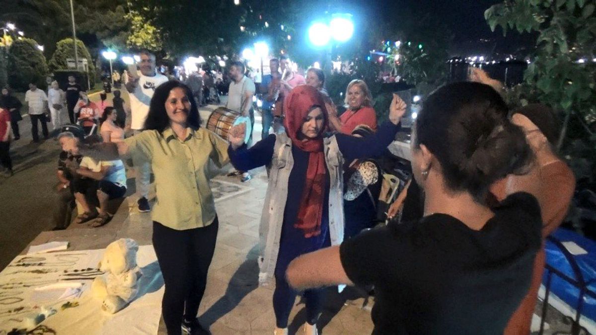 Takı satan kadınlardan davullu zurnalı eylem