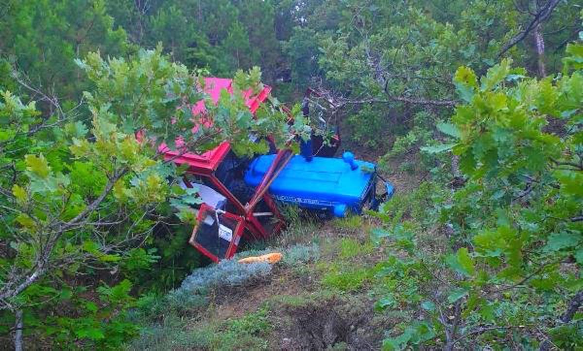Traktör ormanlık alanda devrildi: 1 ölü, 3 yaralı