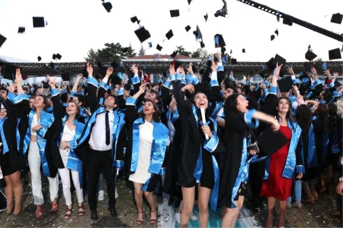 Türk Hava Kurumu Üniversitesi\'nde mezuniyet coşkusu