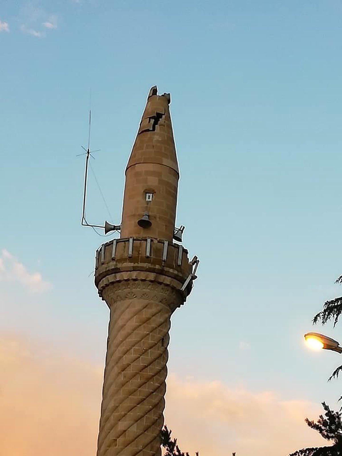 Yıldırım düşmesi sonucu camiinin minaresi hasar gördü