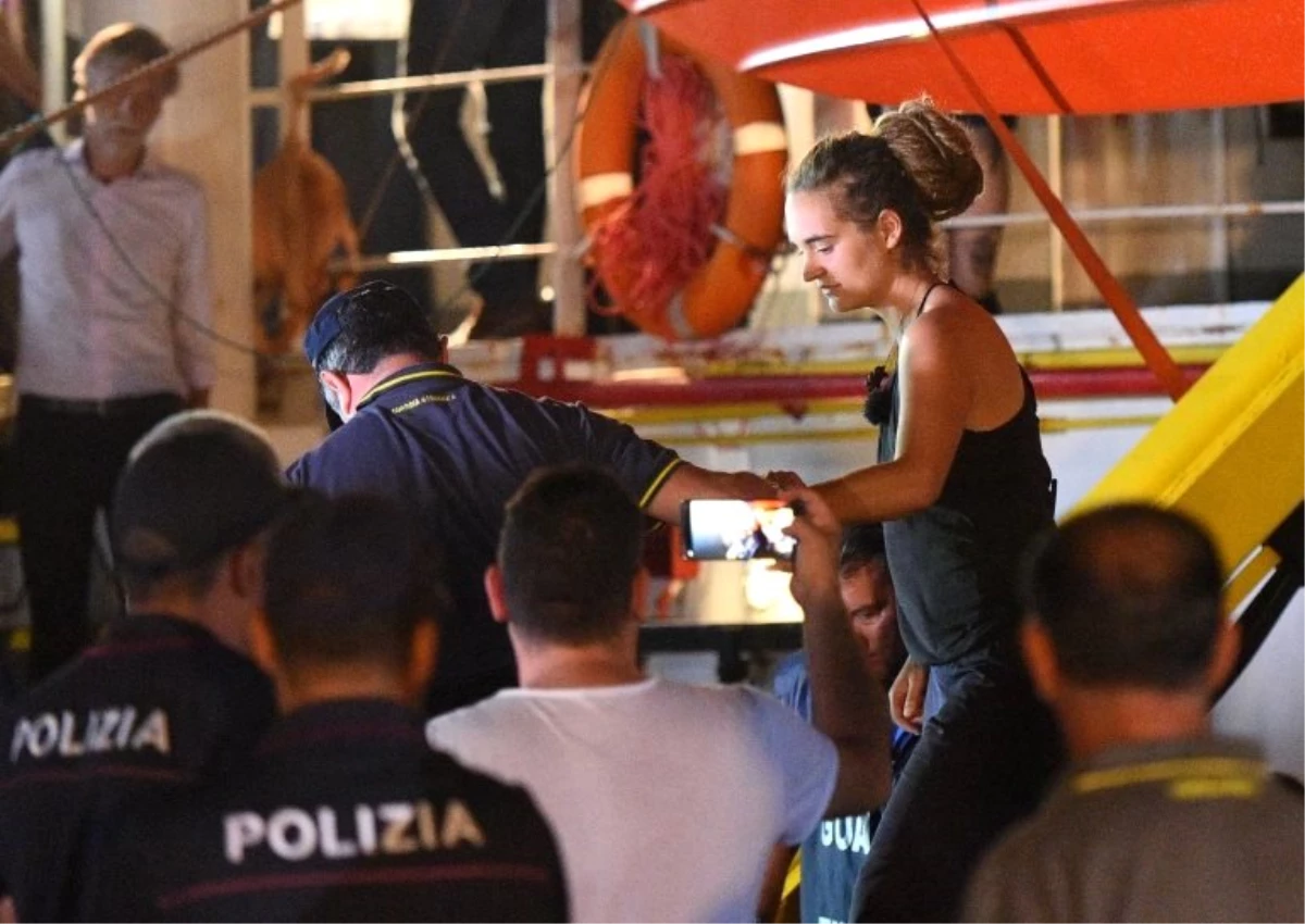 40 göçmenle denizde bekletilen gemi izinsiz limana yanaştı, kaptan gözaltına alındı