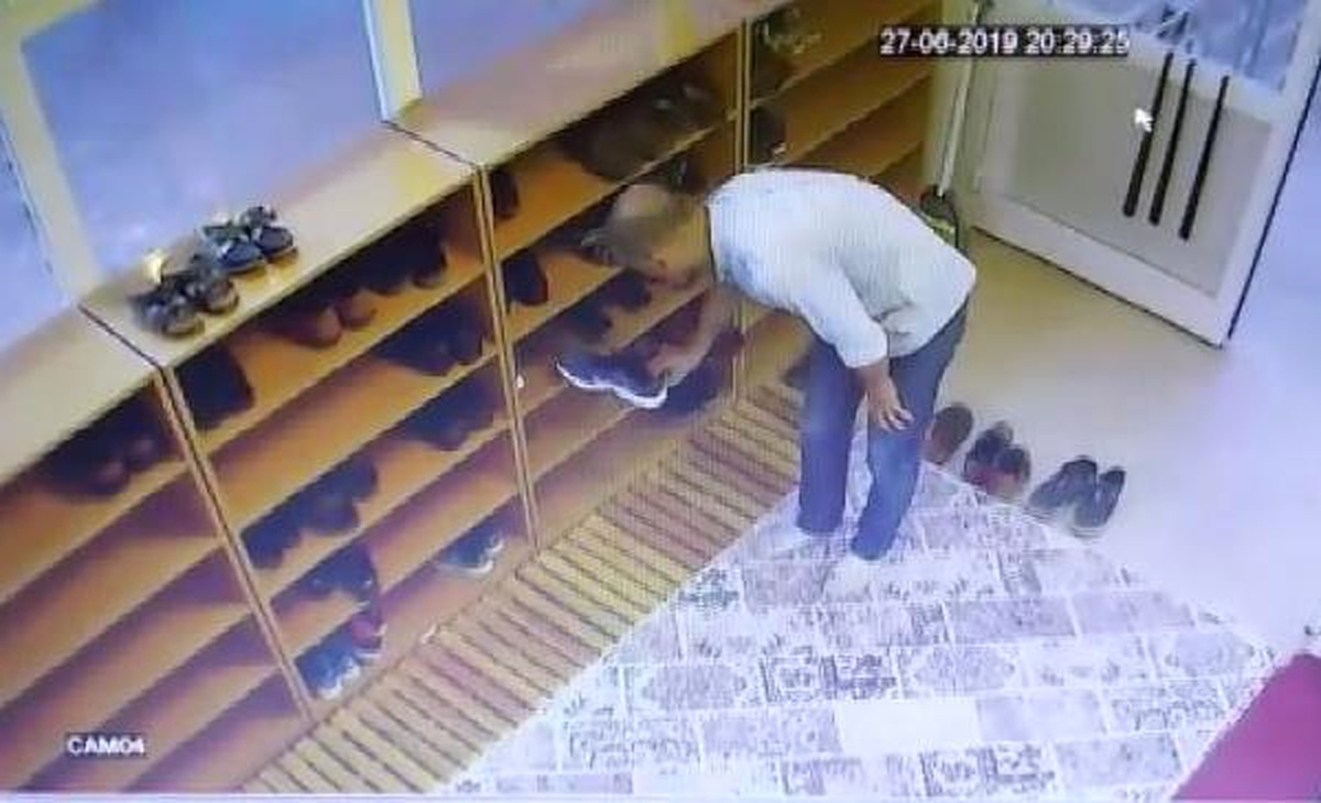 Camiden ayağına uyan ayakkabıyı çalan hırsız kamerada