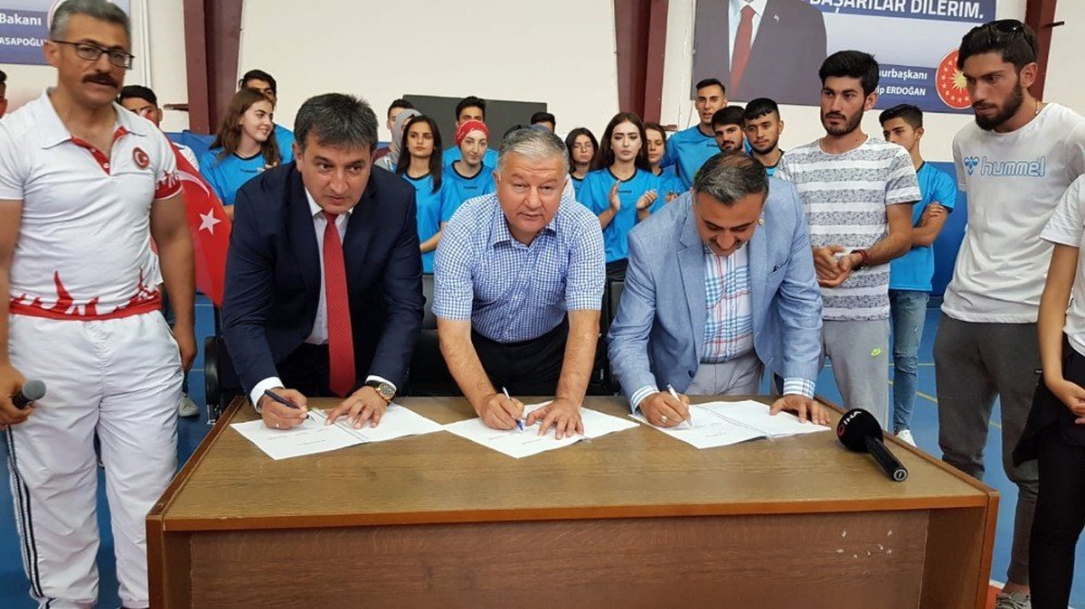 Develi\'de Yaz Spor Okulları Muhteşem Gösterilerle Açıldı
