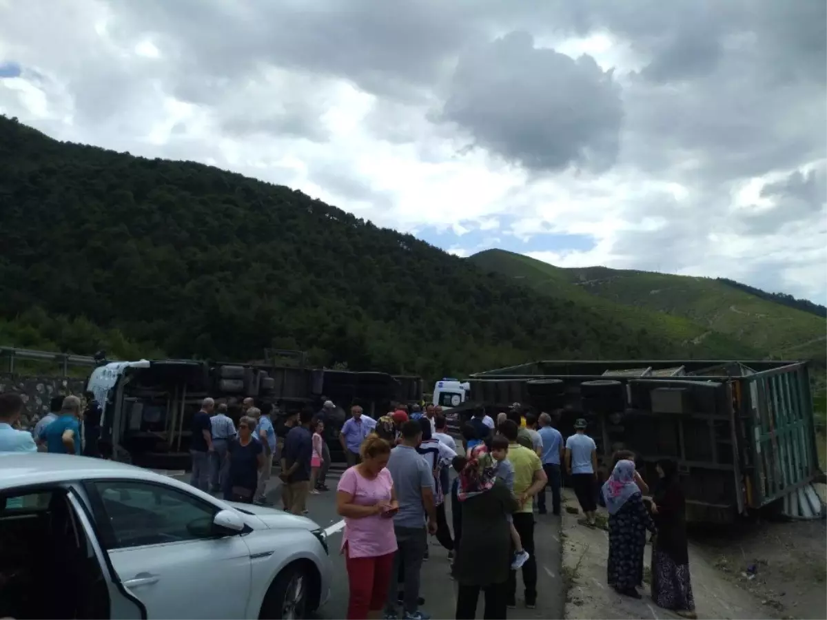 Devrilen tır yolu kapattı, araçlar uzun kuyruklar oluşturdu