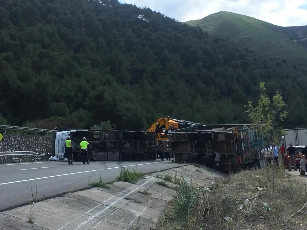 Devrilen tır yolu kapattı, araçlar uzun kuyruklar oluştu