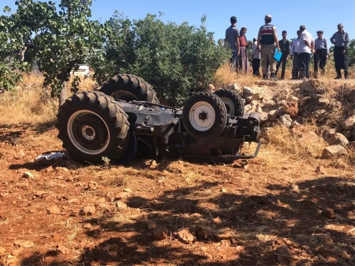 Devrilen traktörün altında kalan sürücü hayatını kaybetti