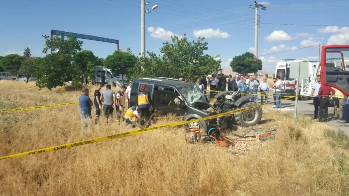 Hafif ticari araçla traktör çarpıştı: 2 ölü, 1 yaralı