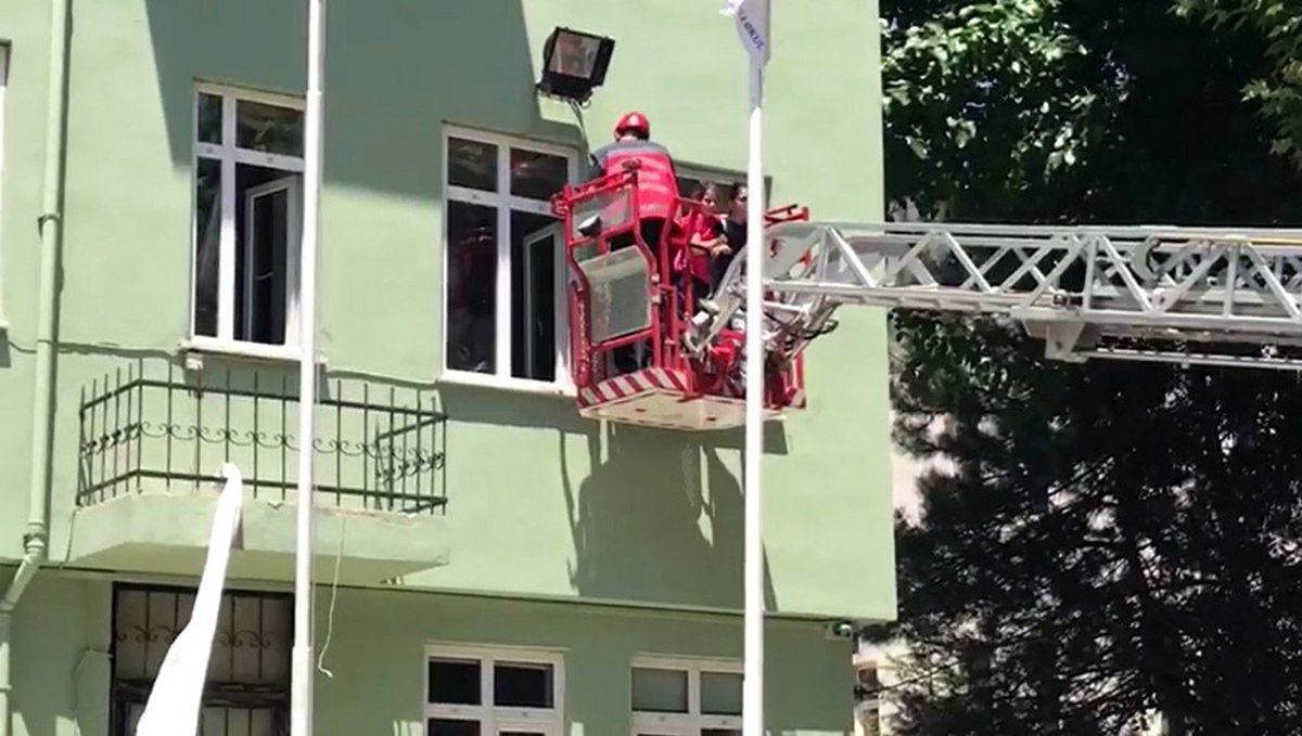 Halk eğitim merkezinde mahsur kalan öğrencileri itfaiye ekipleri kurtardı