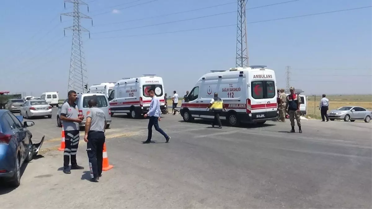 Hatay\'da minibüs ile otomobil çarpıştı: 6 yaralı