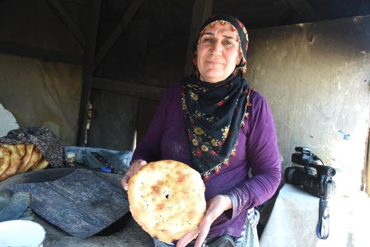 Kadifekale\'de kadınlar tandır ekmeği yaparak evlerini geçindiriyor