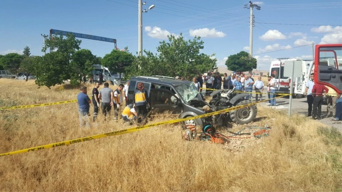 Kahramanmaraş\'ta hafif ticari araçla traktör çarpıştı: 2 ölü, 1 yaralı