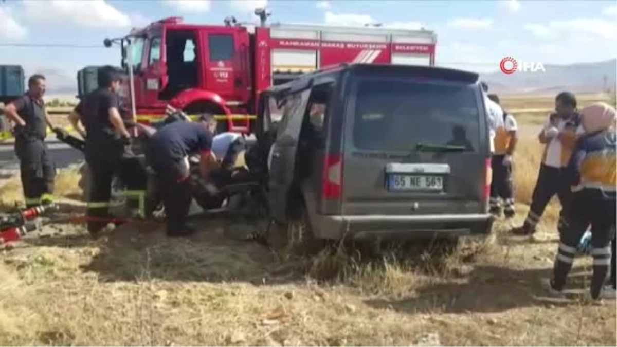 Kahramanmaraş\'ta hafif ticari araçla traktör çarpıştı: 2 ölü, 1 yaralı