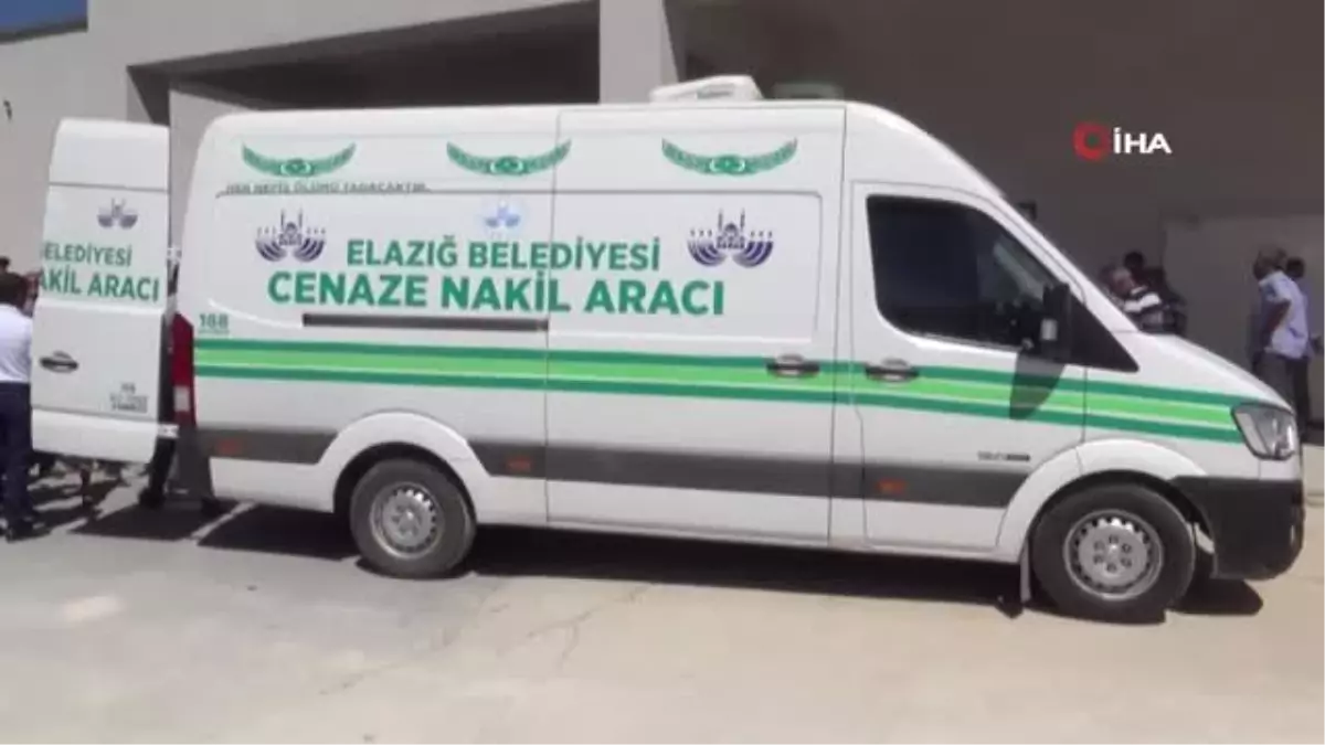 Kızlarının mezuniyetinden dönerken kazada ölen 4 kişiden 2\'si defnedildi