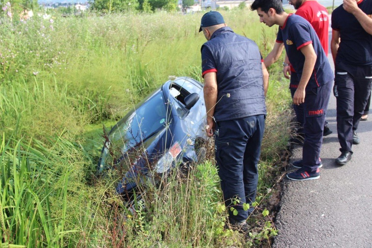 Kontrolden çıkan otomobil yol kenarına devrildi