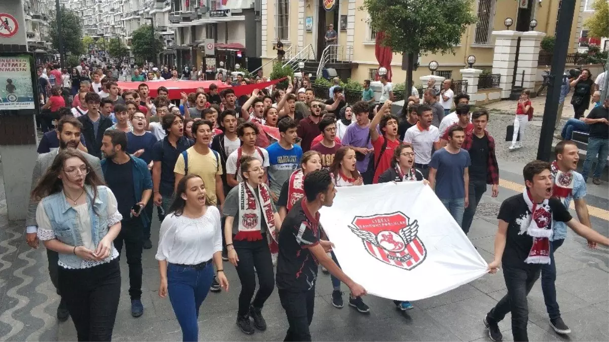 Liseli Samsunsporlular şehitler için yürüdü