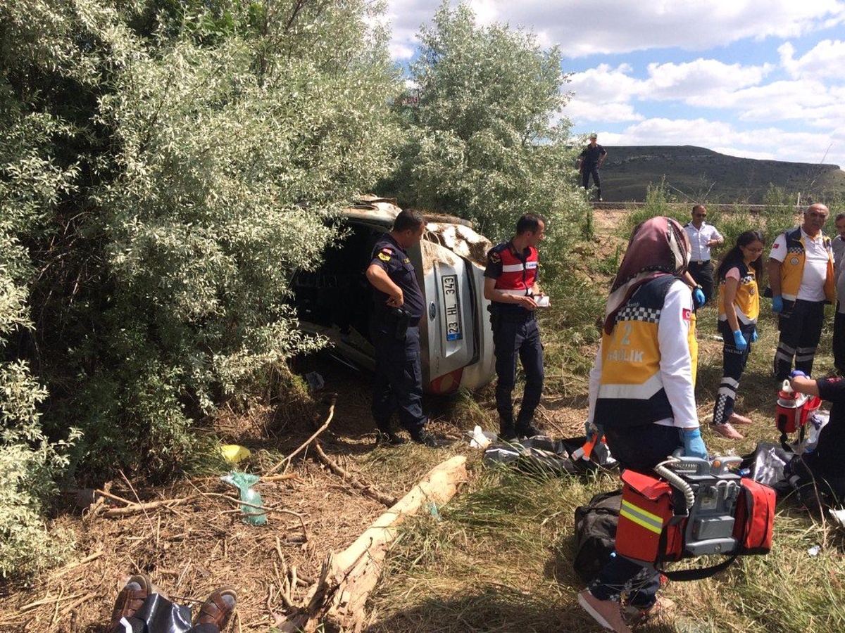 Mezuniyetten dönen otomobil takla attı: 4 ölü, 1 yaralı