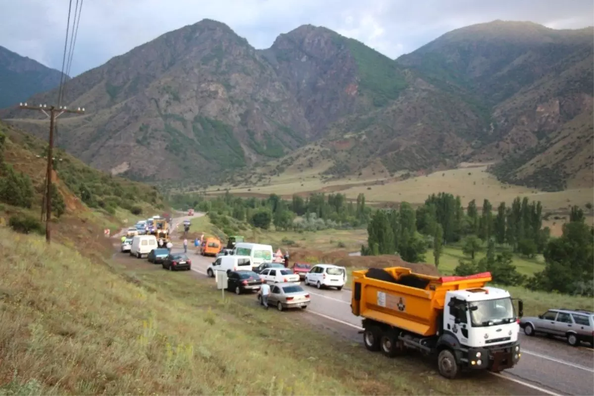 Oltu Narman kara yolu kapandı