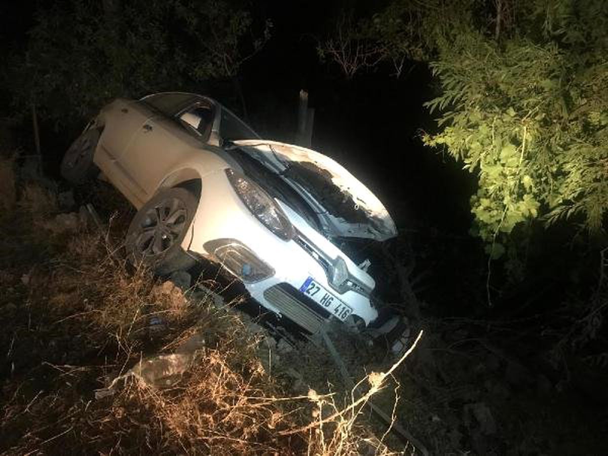 Otomobil evin bahçesine uçtu: 2 yaralı