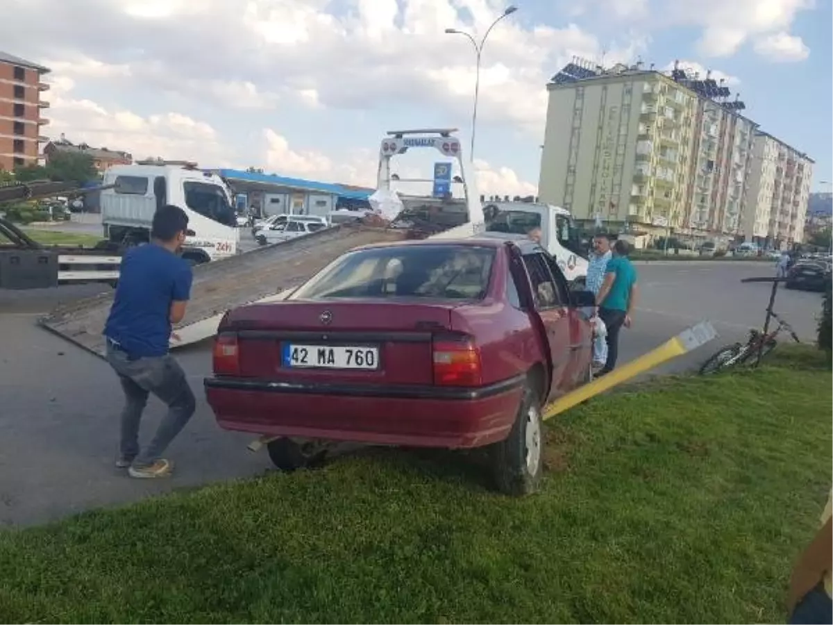 Otomobil ile hafif ticari araç çarpıştı: 4 yaralı