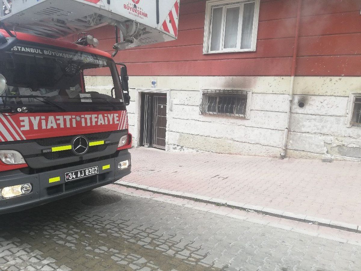 (Özel) Esenyurt\'ta çocukların ateşle oyunu yangın çıkardı