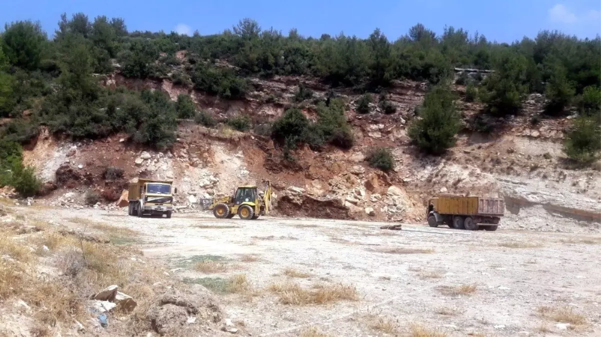 Parmakkurdu Mahallesine yeni bir futbol sahası yapılıyor