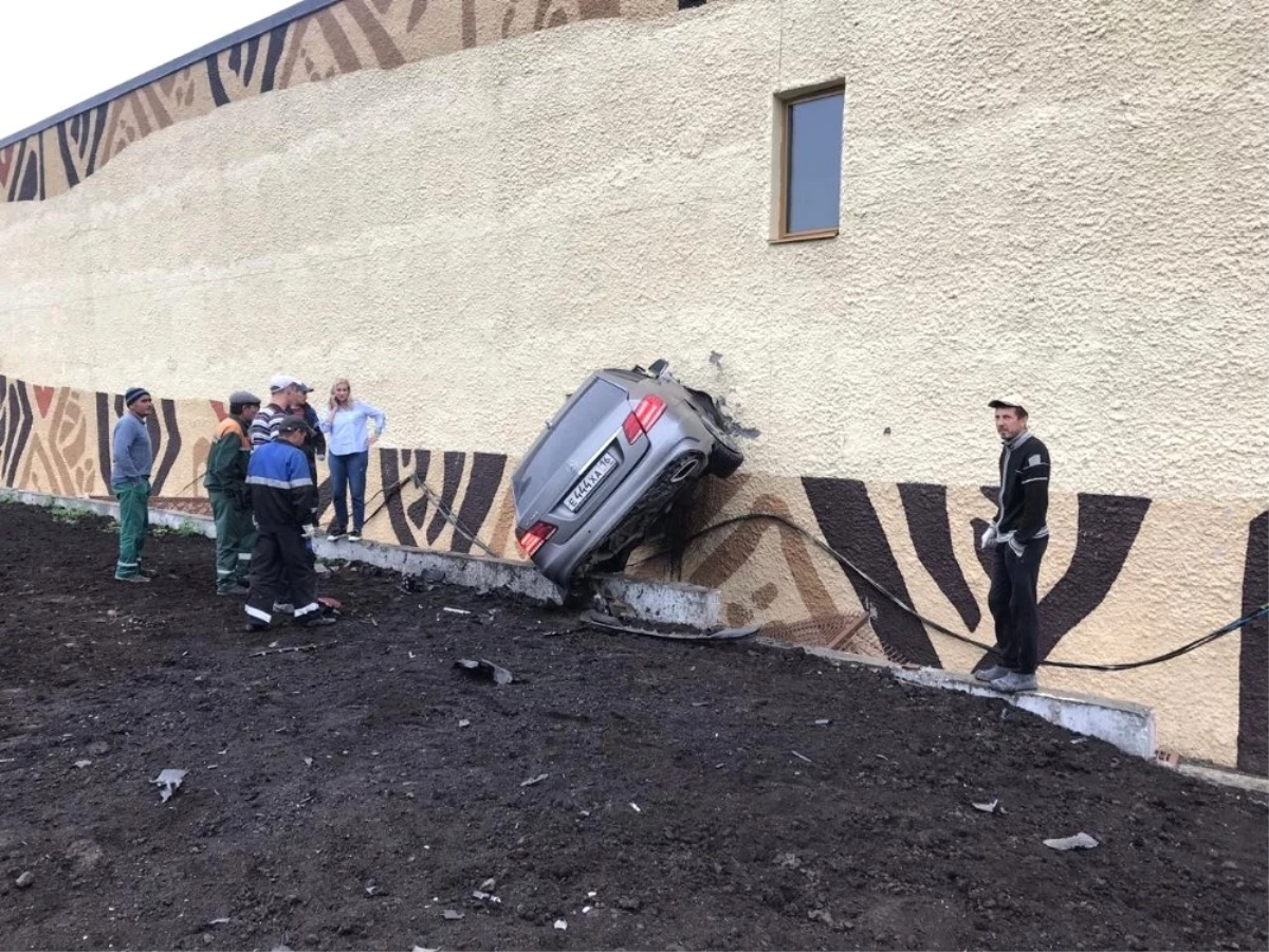 Rusya\'da kontrolden çıkan otomobil duvara saplandı