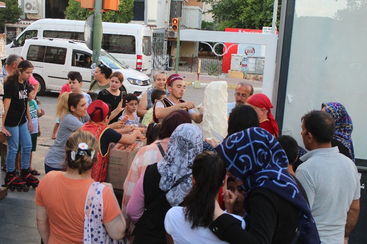 Sıcak havada ücretsiz dondurma izdihamı