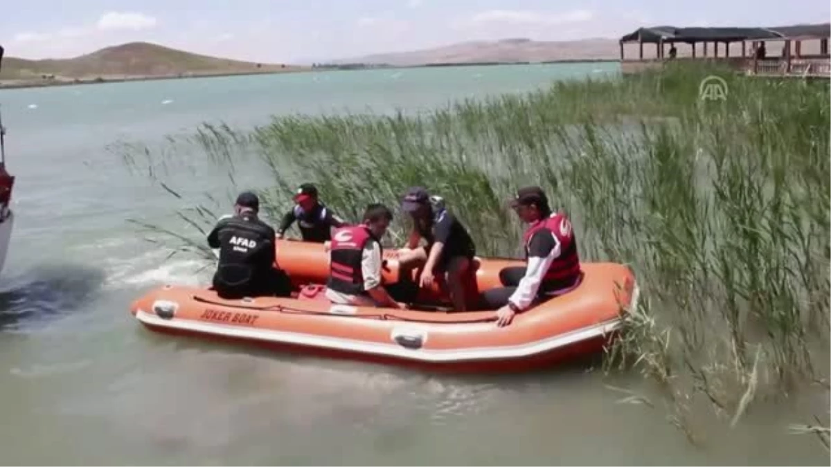Sivas Valisi Ayhan, Tödürge Gölü\'nde botla gezdi