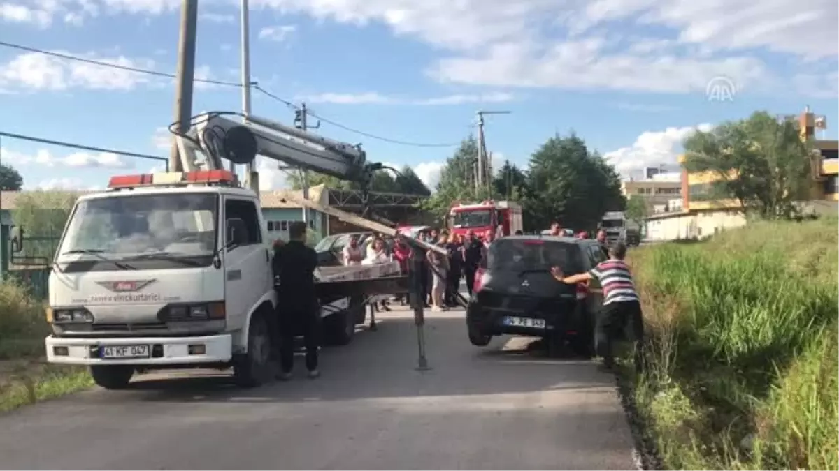 Tankerle karşılaşan otomobil yola sığmayınca dereye düştü - KOCAELİ