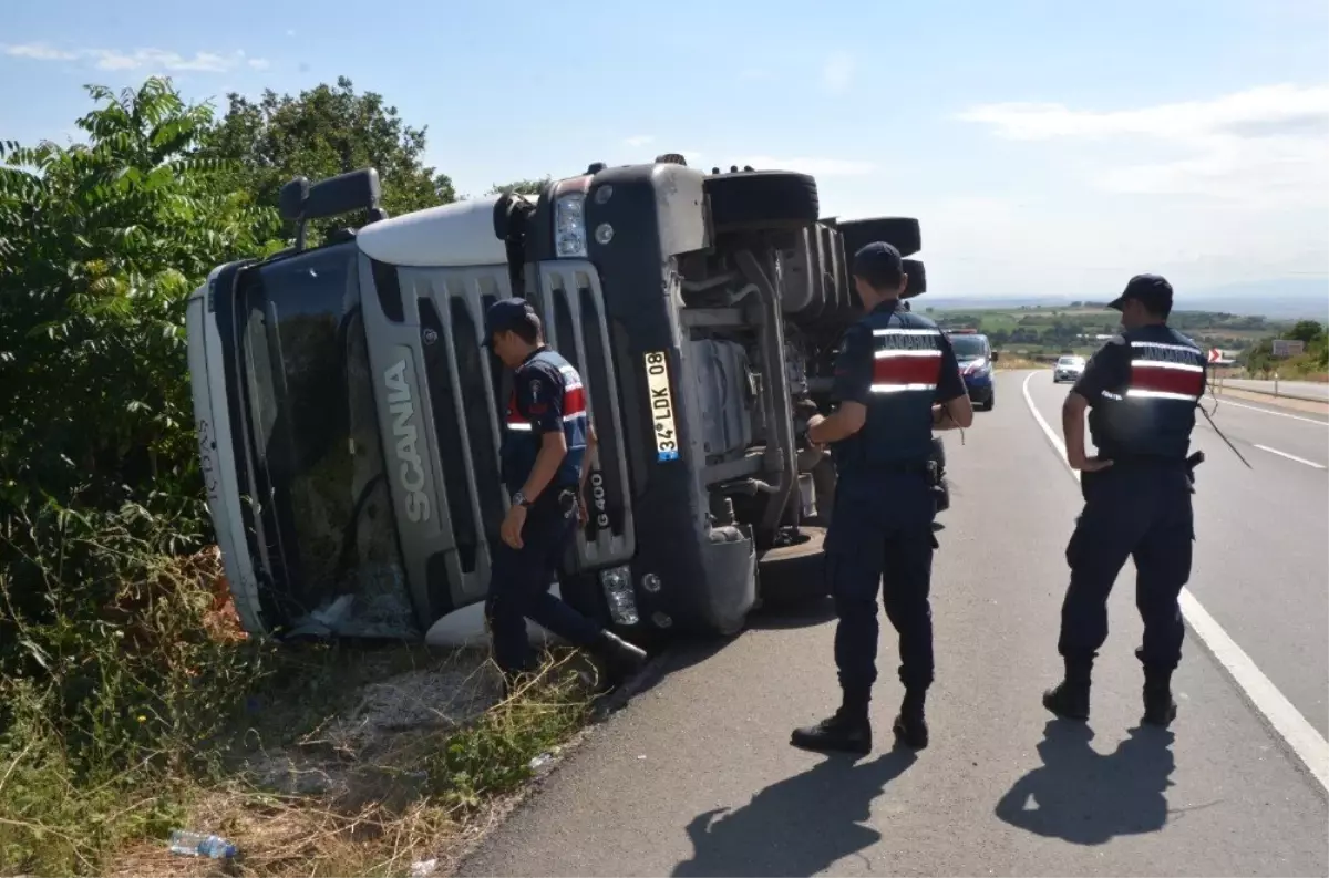 Tekirdağ\'da tuğla yüklü tır devrildi