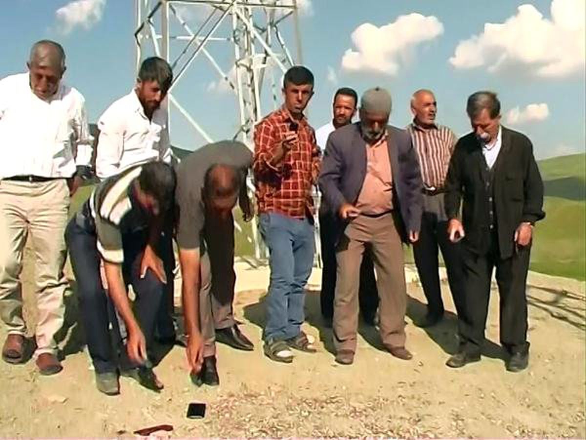 Telefonla görüşmek için tepelere ve direklere çıkıyorlar