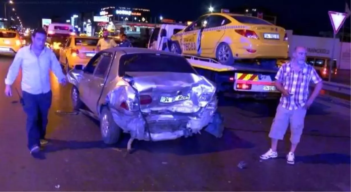 Trafik kazasına müdahale eden polislere otomobil çarptı: 2\'si polis 8 yaralı