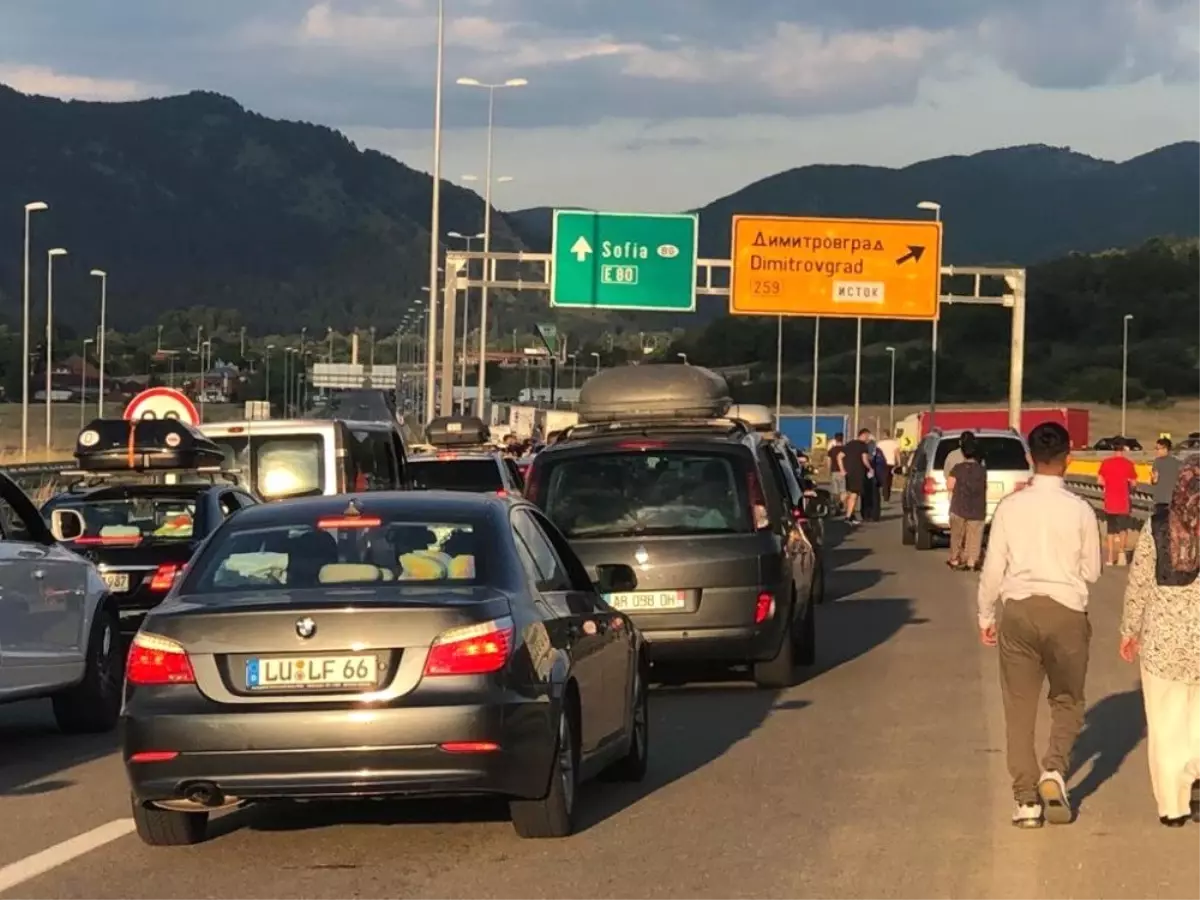 Yaz tatili için Türkiye\'ye gelenler kilometrelerce kuyruk oluşturdu