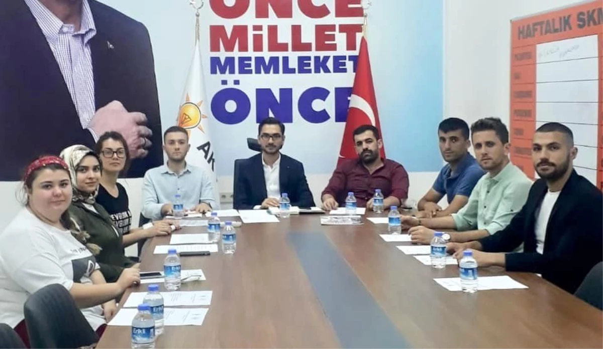 AK Parti Kemalpaşa\'da gençlik kolları yeni yönetimi belirlendi