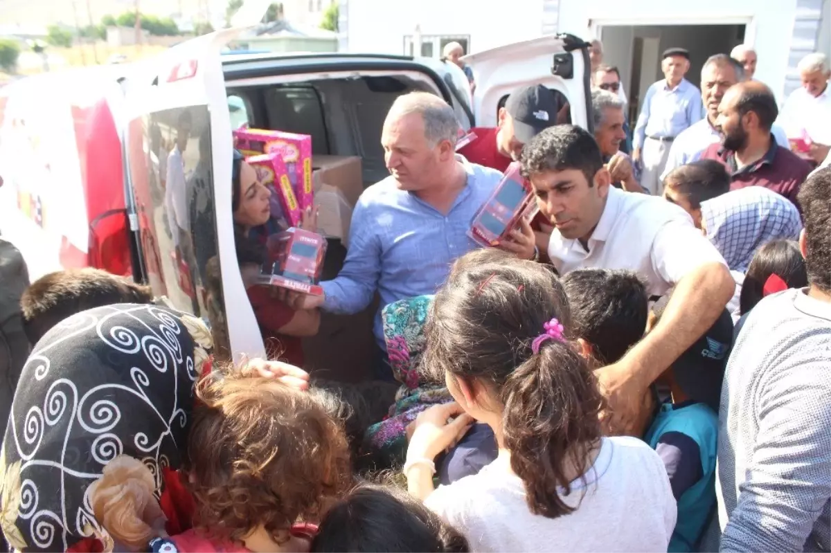 Azerbaycan heyetinden Vanlı çocuklara oyuncak sürprizi