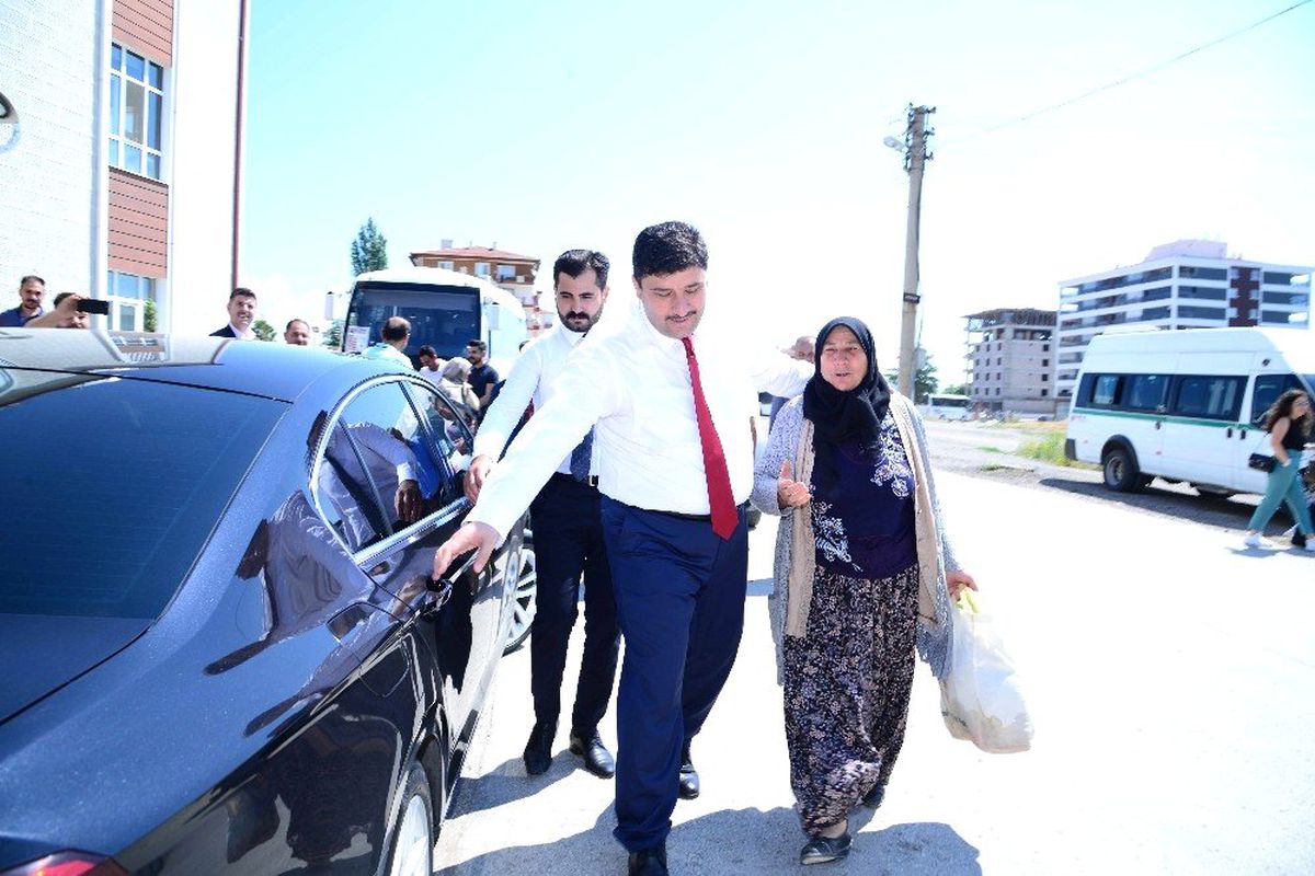 Başkan Oğuz\'dan yaşlı teyzelere jest