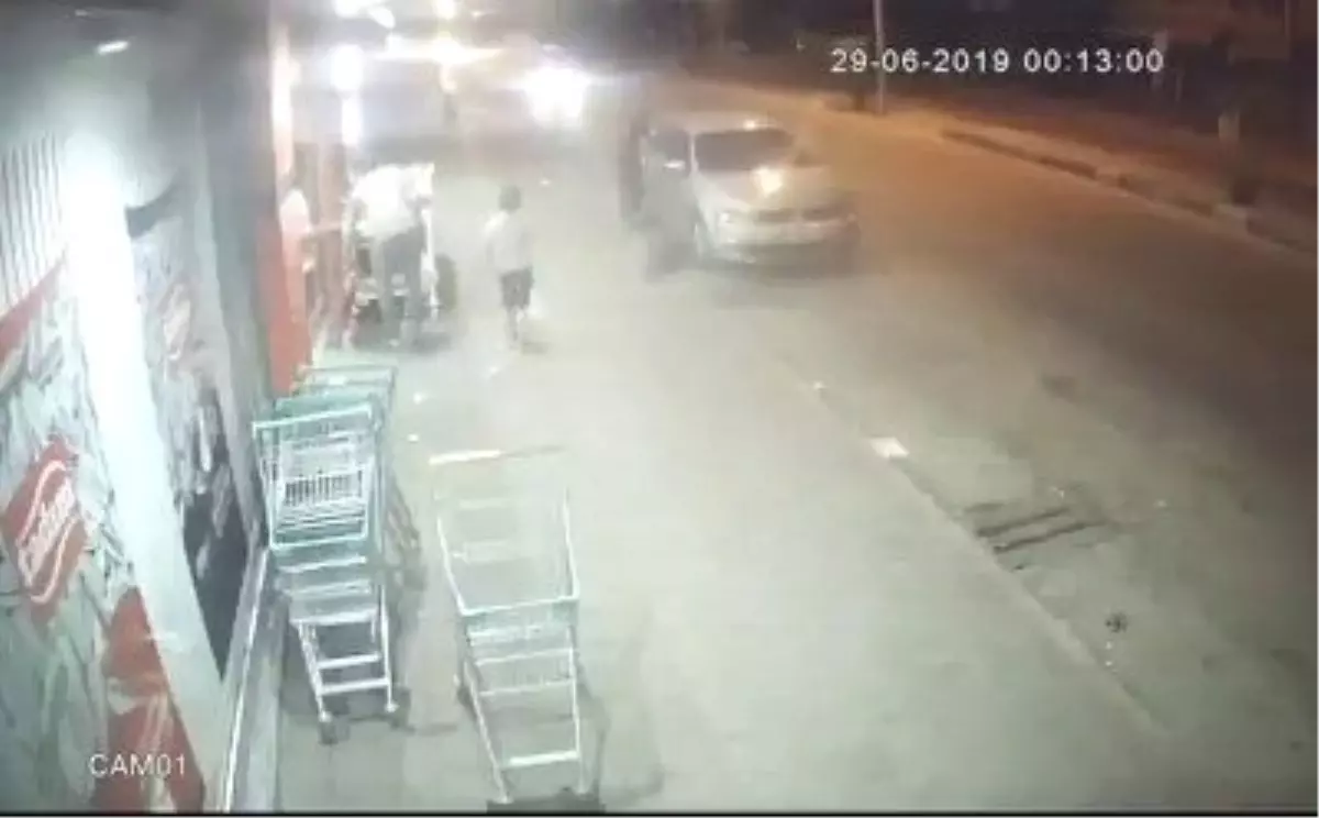 Canını hiçe sayıp çocuğu aracın altında kalmaktan kurtardı