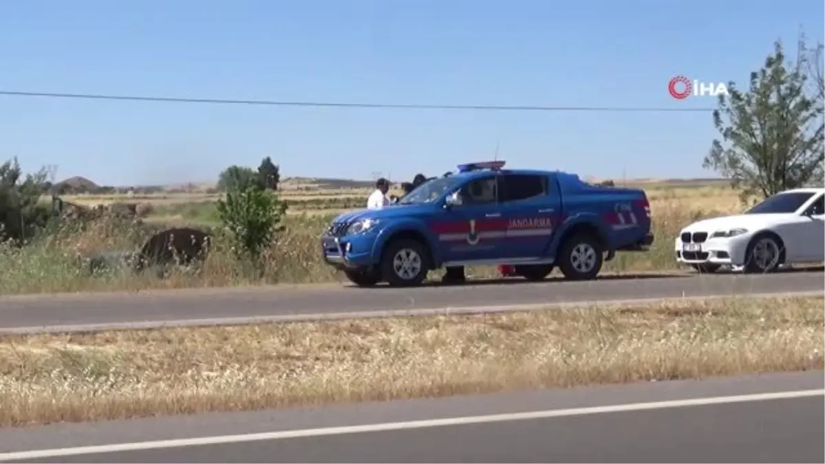 Direksiyon hakimiyetini kaybeden sürücü şarampole uçtu: 3 yaralı