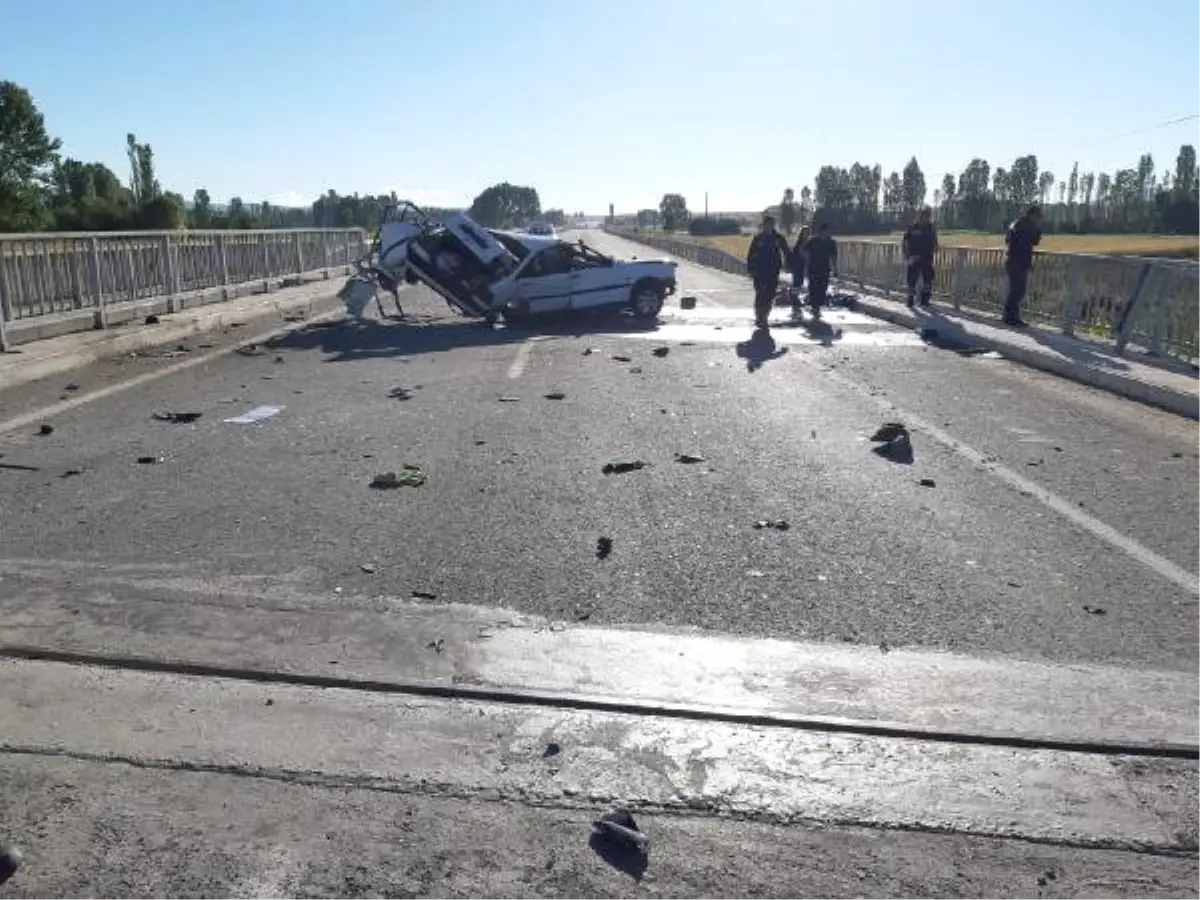 Düğün dönüşü kazada ikiye bölünen otomobildeki 2 kişi öldü