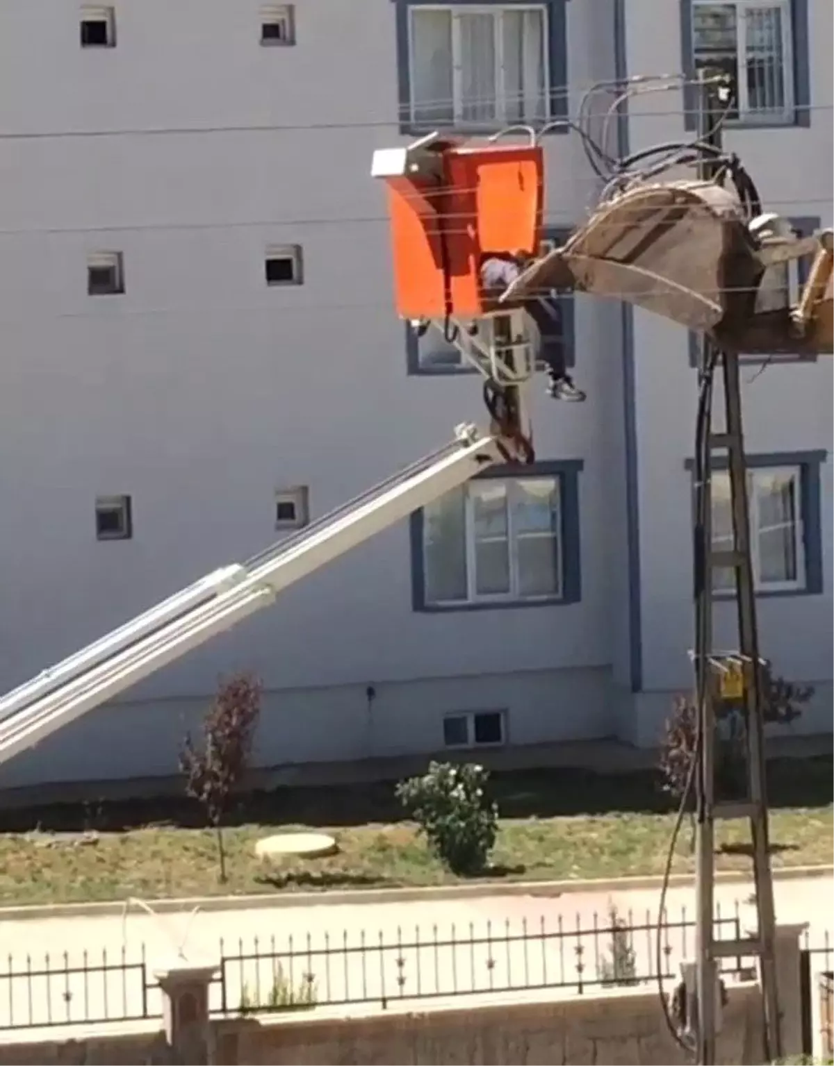 Elektrik akımına kapılan işçi yaralandı