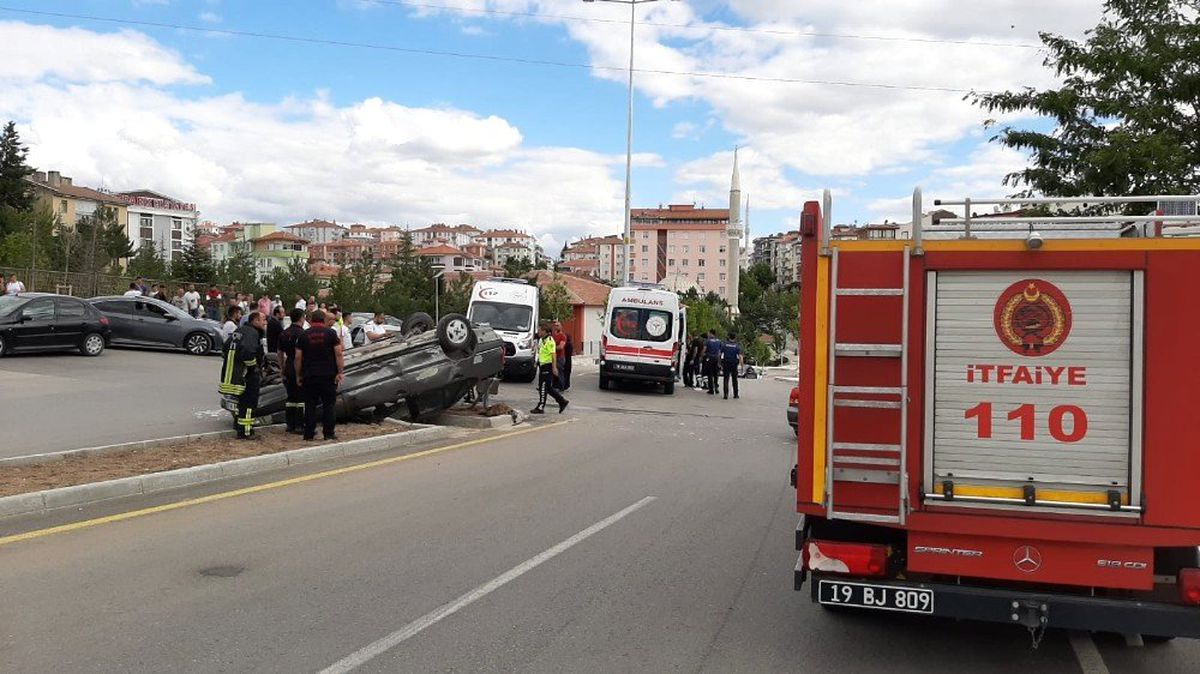 İki otomobil çarpıştı: 8 yaralı