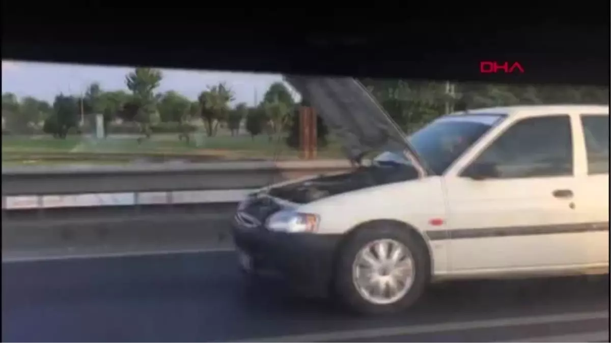 İSTANBUL- KAPUTU AÇIK GİDEN OTOMOBİLİ GÖRENLER ŞAŞIRDI