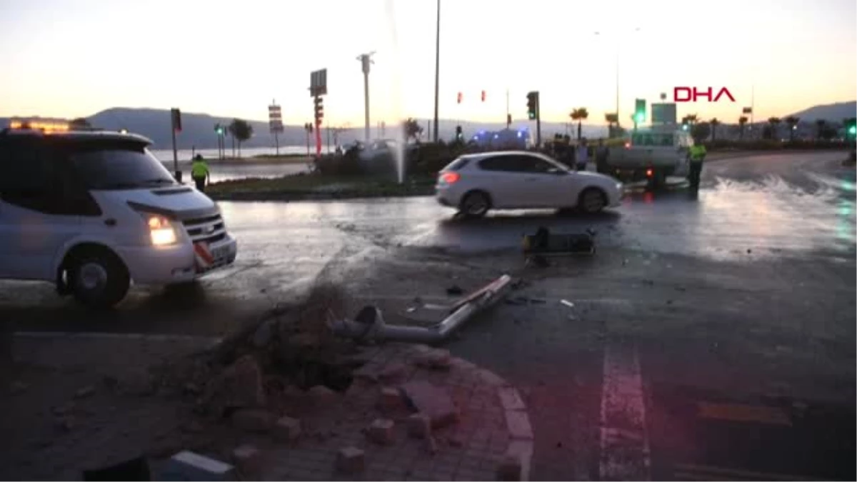 İzmir\'de otomobil MOBESE direğine çarptı 2 ölü