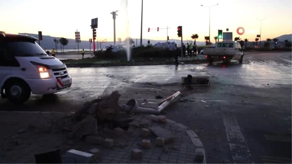 İzmir\'deki feci trafik kazasında otomobil metrelerce uçtu: 2 ölü