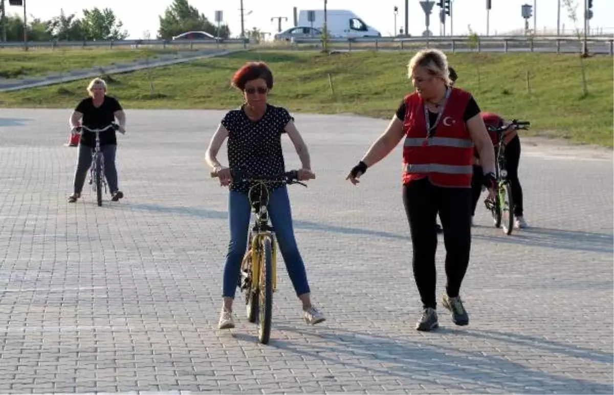 Kadınlar bisiklet sürmeyi öğrenerek hayallerini gerçekleştiriyor