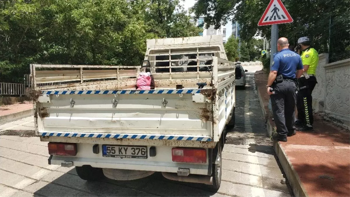 Kamyonetin kasasından düşen anne ve kızı hastanelik oldu